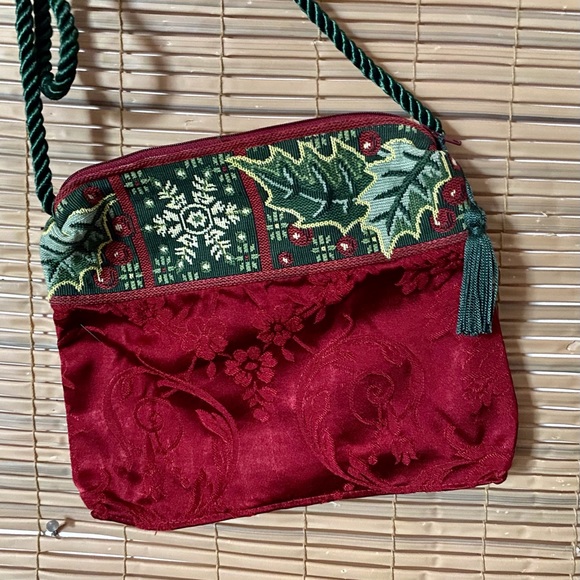 🎄Holiday crossbody bag. Deep red and green, perfect for this time of the year. - Picture 5 of 16